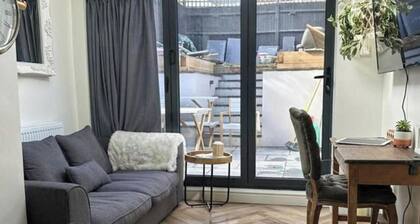 3 Bed Home - Sleeps 6, Garden, Pets and very central