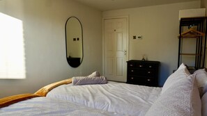 1 habitación, tabla de planchar con plancha, wifi y ropa de cama 