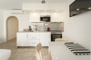 Fridge, microwave, oven, coffee/tea maker