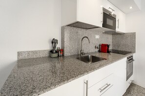 Kylskåp, mikrovågsugn, ugn och kaffe- och tebryggare