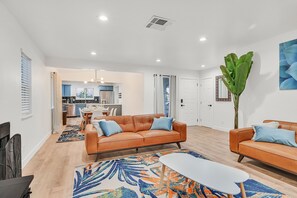 別墅 | 起居區 | 42-吋智慧型電視，提供有線頻道