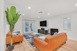 别墅 | 起居区 | 42-英寸智能电视（配备有线频道）