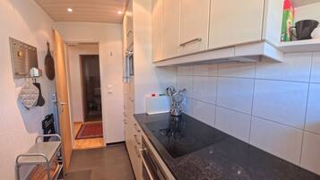 Fridge, oven, dishwasher, coffee/tea maker
