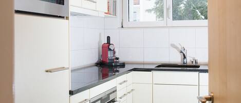 ثلاجة، فرن، غسالة أطباق، ماكينة لصنع القهوة/الشاي