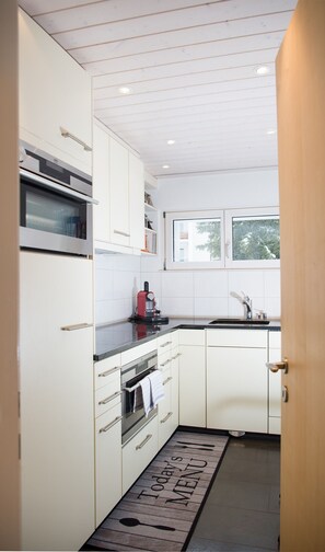 Kühlschrank, Ofen, Geschirrspüler, Wasserkocher mit Kaffee-/Teezubehör