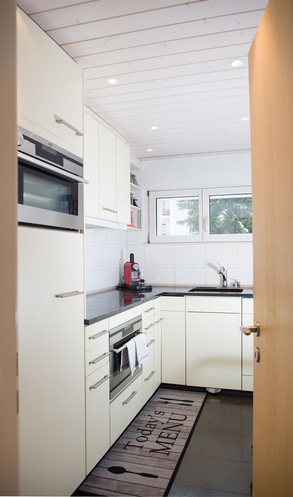 Fridge, oven, dishwasher, coffee/tea maker