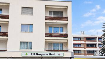 A multi-story building with a sign for 'Pill Drogerie Heide' indicating a pharmacy.