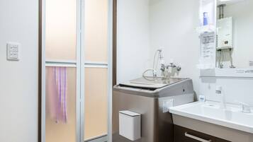 Basic-Apartment | Badezimmer | Hausschuhe