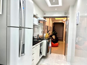 Køleskab, mikrobølgeovn, ovn, kogeplade