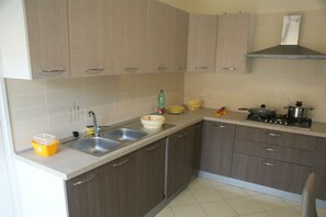 Kühlschrank, Mikrowelle, Ofen, Wasserkocher mit Kaffee-/Teezubehör