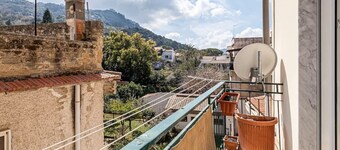 Apartment for 6 in Santa Maria Historic Center – 100m from the Beach