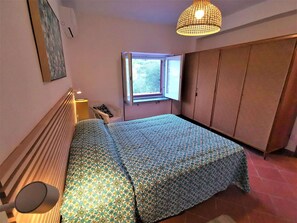 1 slaapkamer, een bureau, een strijkplank/strijkijzer, reisbedje