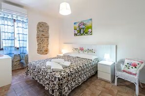 1 soverom, skrivebord, strykejern/-brett og wi-fi (inkludert)