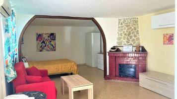 4 bedrooms, desk, iron/ironing board, travel cot