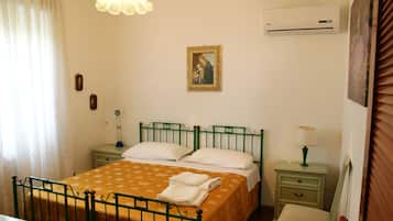 4 Schlafzimmer, Schreibtisch, Bügeleisen/Bügelbrett, Reisekinderbett