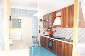 Een koelkast, een oven, een kookplaat, een vaatwasser