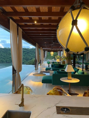 Wonderful 6BR Villa with Exclusive Beach Access