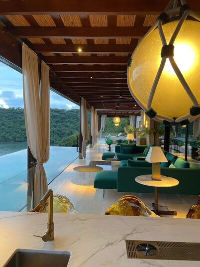 Wonderful 6BR Villa with Exclusive Beach Access