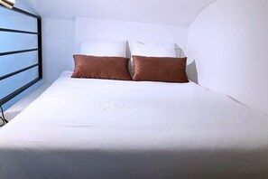 1 bedroom, desk, Internet, bed sheets - Peppermint - Modern & Elegant - Marais (Paris)