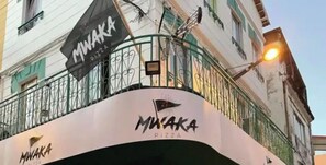 Rakennuksen julkisivussa on kyltti, jossa lukee ”MWAKA PIZZA”.