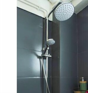 Een douche, handdoeken