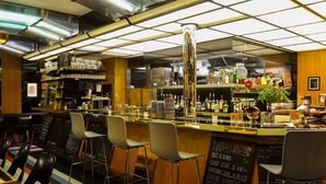 Eine Bar mit Hockern, einer Theke und einer Speisekarte.