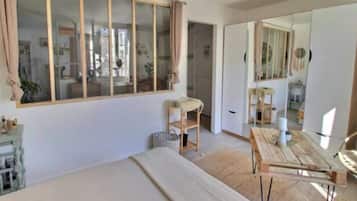 2 bedrooms, iron/ironing board, internet, bed sheets