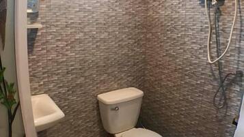 Basic Room | Bathroom