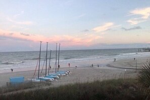 På stranden
