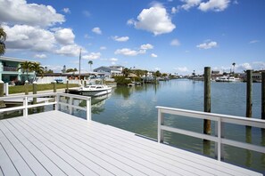 Marina - Waterfront Balcony, Great Location in the Heart of Madeira Beach with Heated Pool. (Madeira Beach)