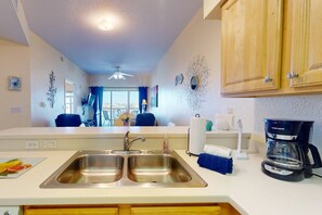 Refrigerador, microondas, lavavajillas y cafetera y tetera 