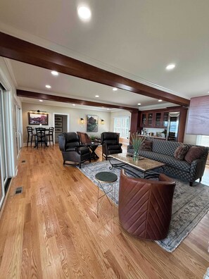 Smart TV, fireplace - NEW-Skaneateles Level Lakefront-Ready to Rent! (Skaneateles)