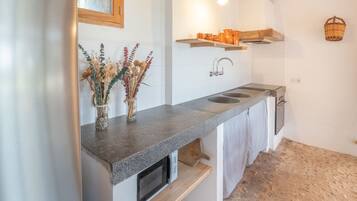 Een koelkast, een magnetron, een oven, een broodrooster