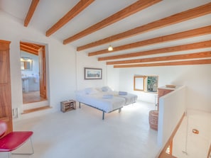 2 habitaciones, escritorio, tabla de planchar con plancha y wifi 