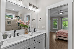 Haartrockner, Handtücher, Seife, Shampoo