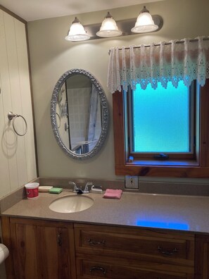 Bañera de hidromasaje, toallas, jabón y papel higiénico