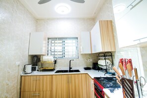 Großer Kühlschrank, Mikrowelle, Ofen, Herdplatte