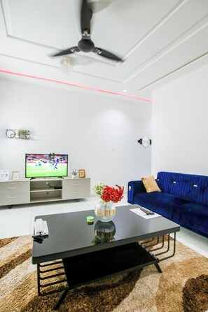 Deluxe Apartment | Living area - De Ace Court (Oduman)