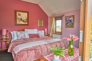 4 bedrooms, desk, iron/ironing board, free WiFi