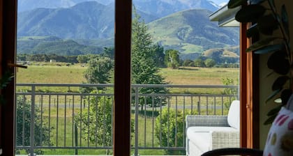 Cosy retreat with spectacular mountain views, central to Kaikoura's attractions