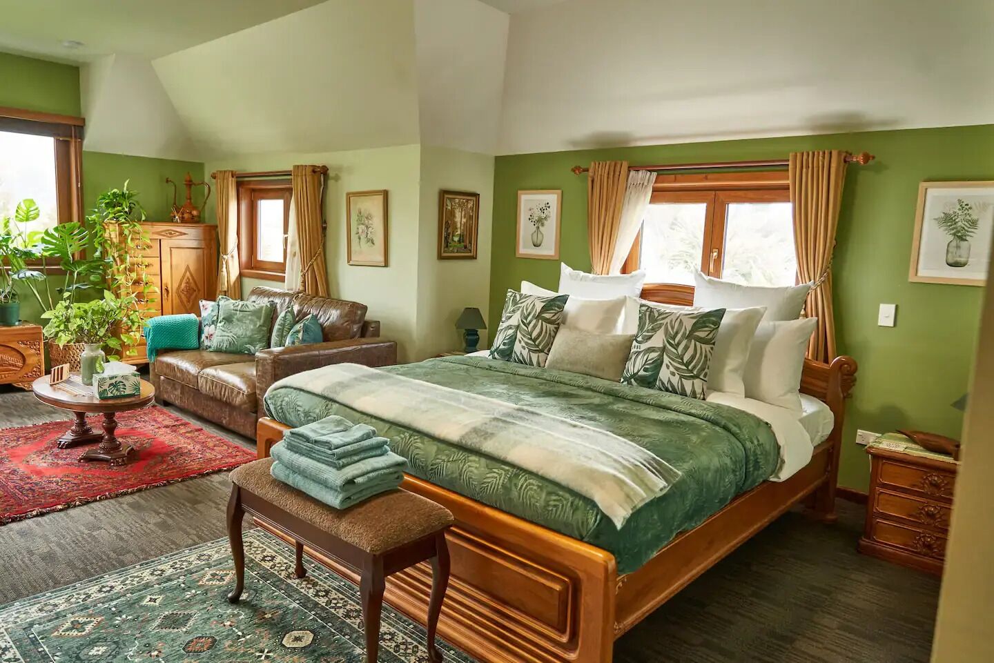 4 makuuhuonetta, työpöytä, silitysrauta/-lauta, ilmainen Wi-Fi