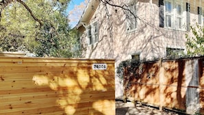 Property grounds - Amazing and centrally located summer oasis with a Mid-century modern feel (Austin)