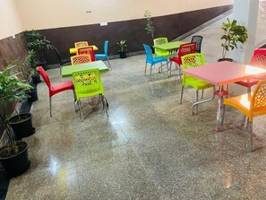 بوفيه فطور مجانًا يوميًا