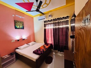 Laptop workspace, soundproofing, free WiFi