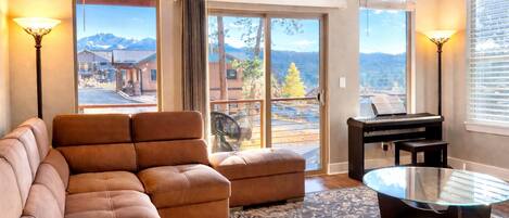 TV connectée, cheminée, jeux vidéo, livres