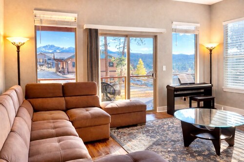 Bright & Spacious Modern Home • Mountain Views  • Lic: 331222