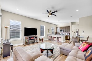 Smart TV, fireplace, video games, books - New! Mountain Views, Walk to Eat-Shop, Garage, 3BR (Woodland Park)