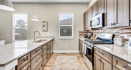 New! Mountain Views, Walk to Eat-Shop, Garage, 3BR