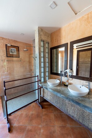 Deluxe Double Room | Bathroom | Shower, free toiletries, hair dryer, towels - Wind Beach Resort (Koh Tao)