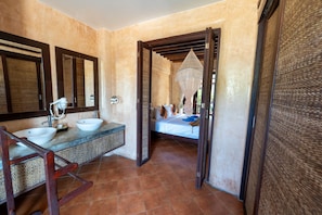 Deluxe Double Room | Bathroom